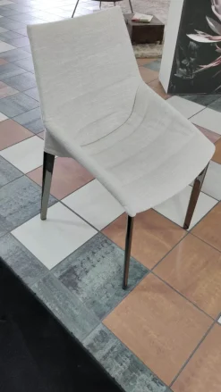 Sedia da soggiorno Outline Molteni & c SCONTATA del 32%. Per un arredamento moderno ed elegante.