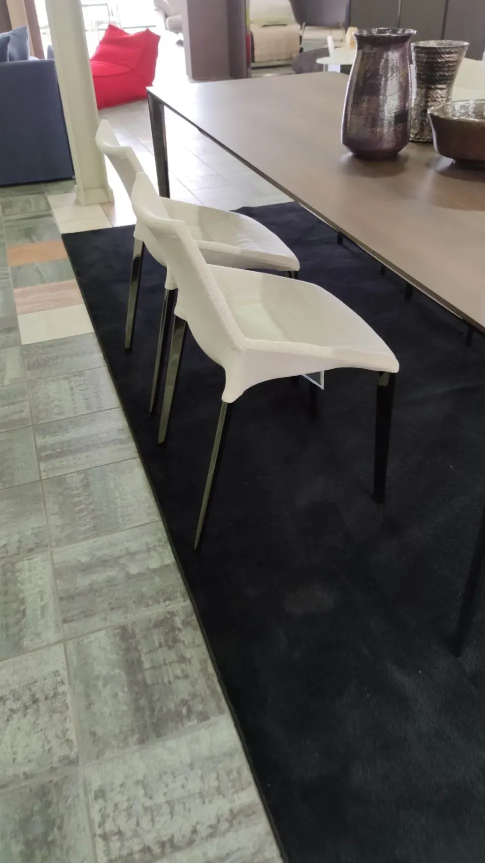 Sedia da soggiorno Outline Molteni & c SCONTATA del 32%. Per un arredamento moderno ed elegante.