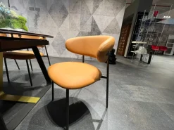 Sedia da soggiorno realizzata in pelle Oleandro di Calligaris
