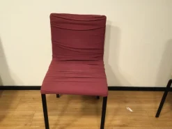 Sedia Dangla da soggiorno realizzata in tessuto scontata del 60%