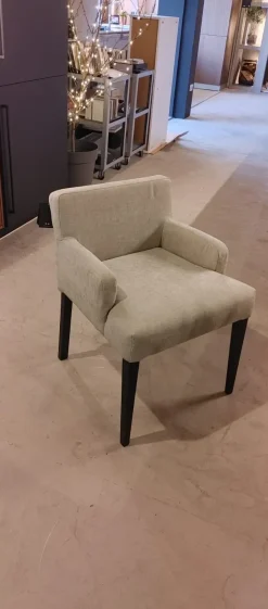 Sedia di Artigianale modello Poltroncina in tessuto con braccioli pol da soggiorno in offerta -76%