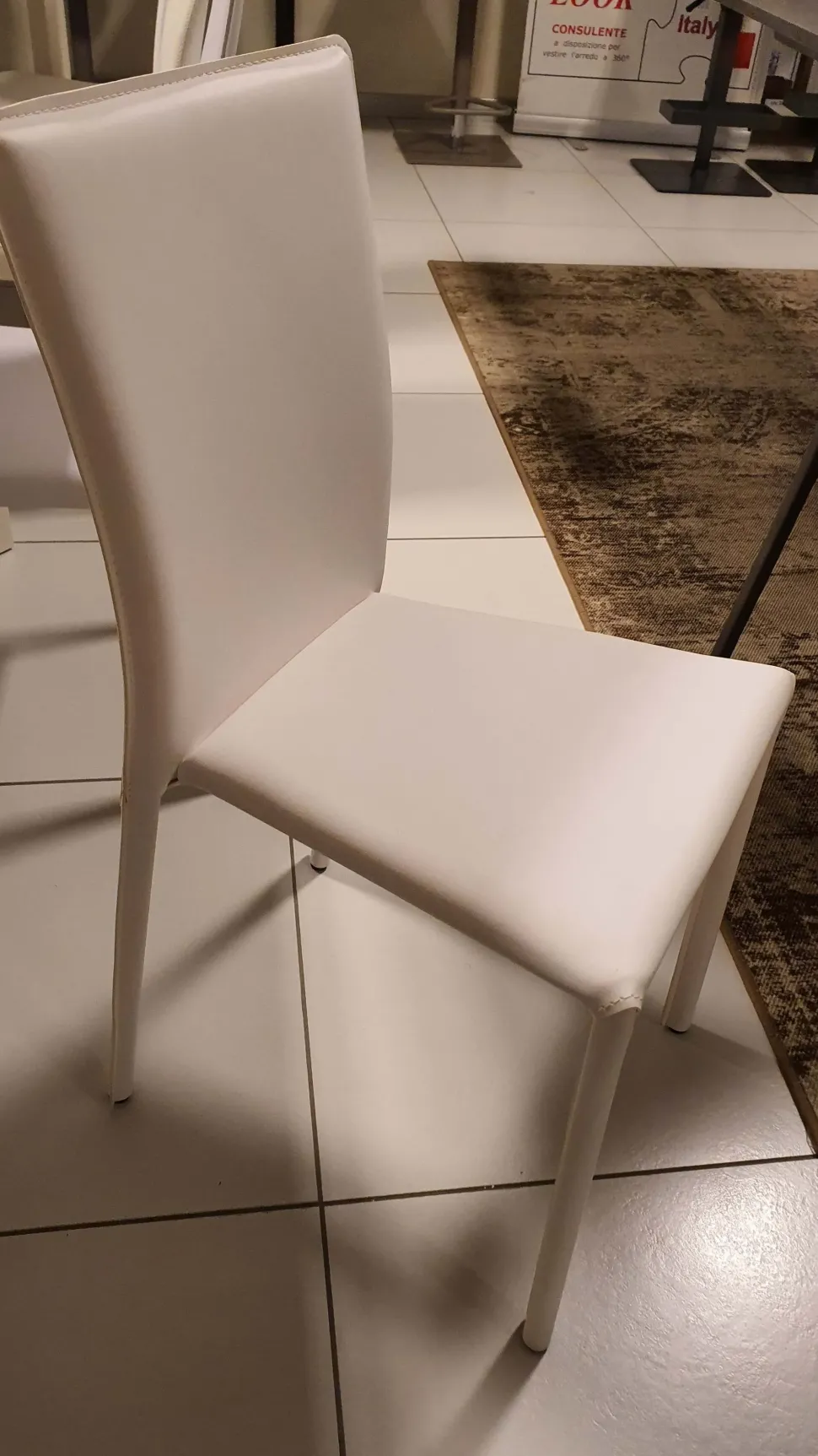 Sedia First da soggiorno realizzata in ecopelle scontata del 68%