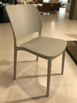 Sedia impilabile Keai di Ingenia a prezzo scontato