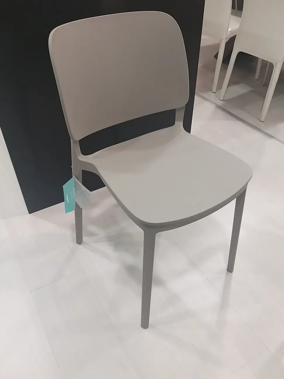 Sedia impilabile Keai di Ingenia in Offerta Outlet