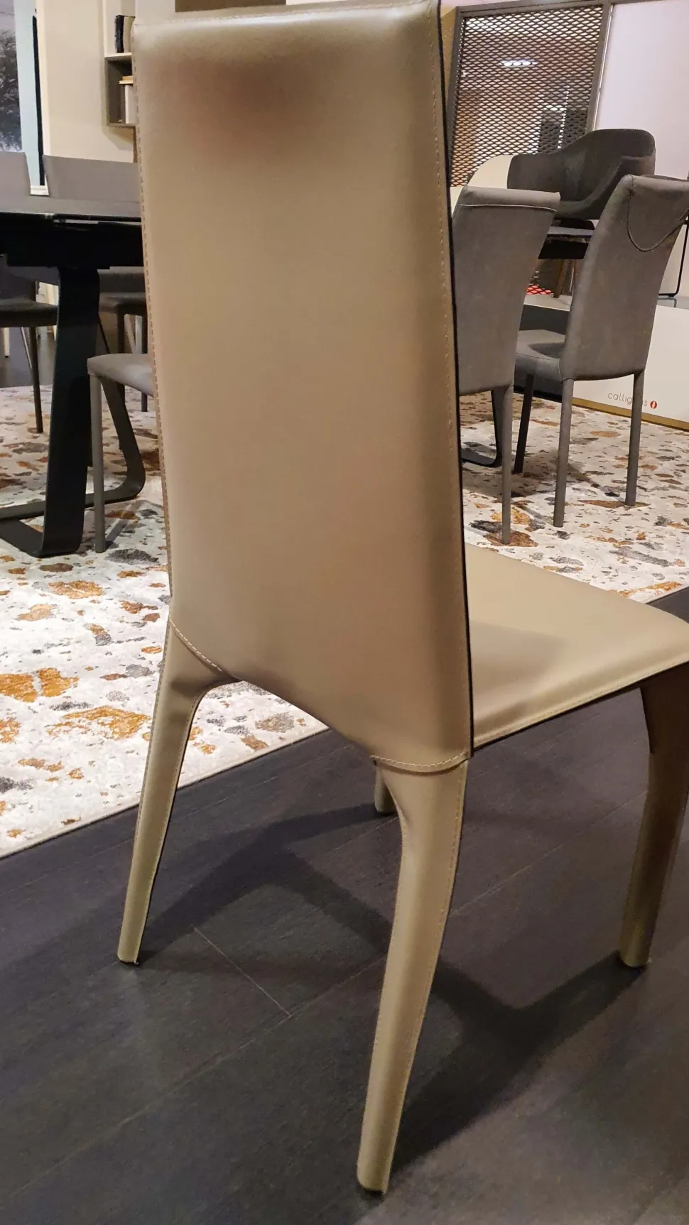 Sedia in cuoio senza braccioli Pagoda caffe in Offerta Outlet