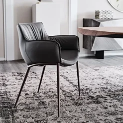 Sedia in ecopelle con braccioli Rhonda in offerta