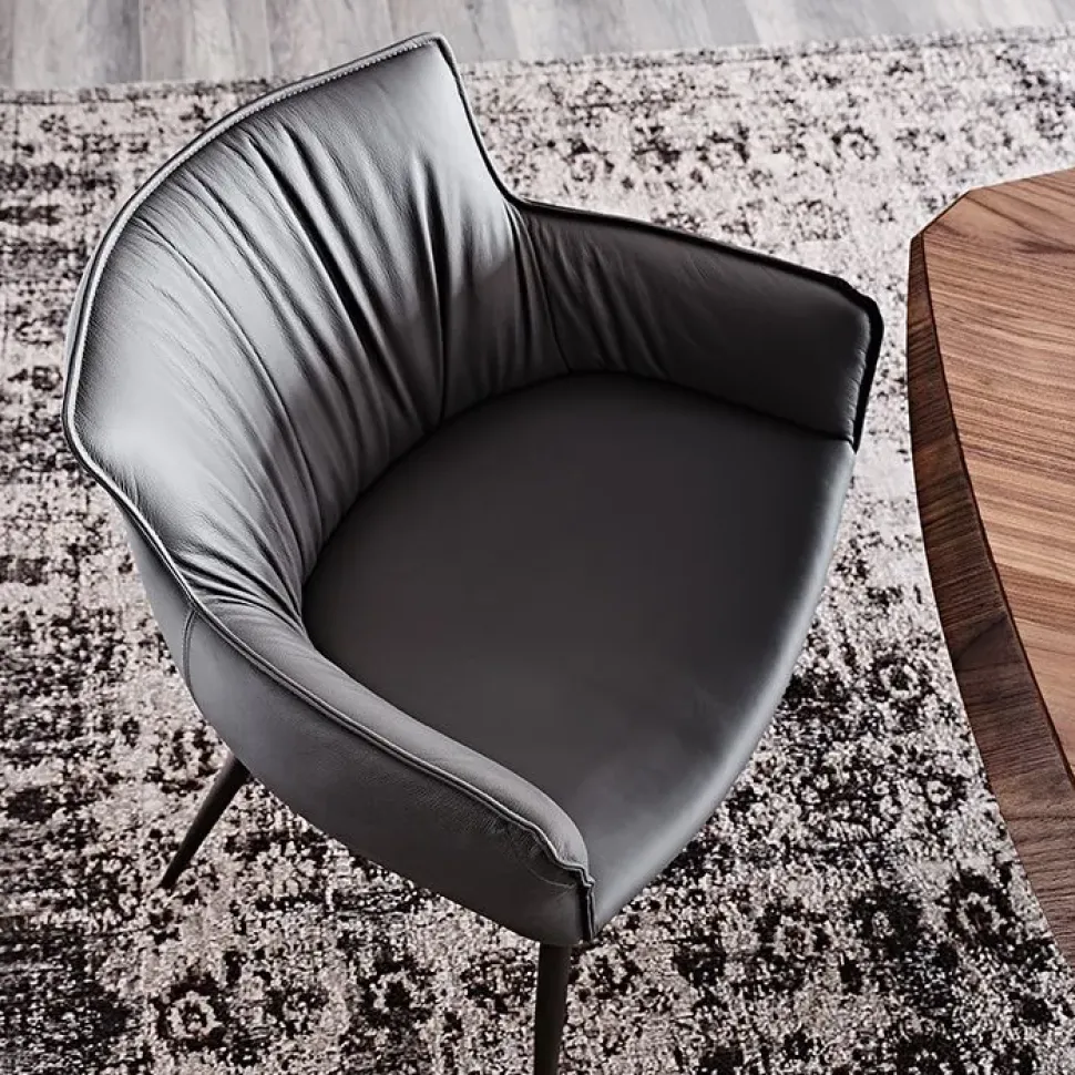 Sedia in ecopelle con braccioli Rhonda in offerta