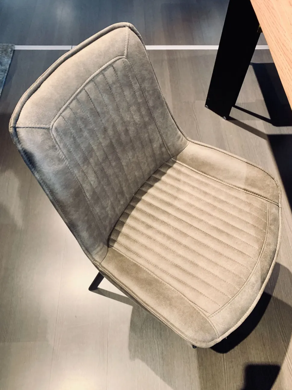 Sedia in ecopelle modello Sixty di Devina nais