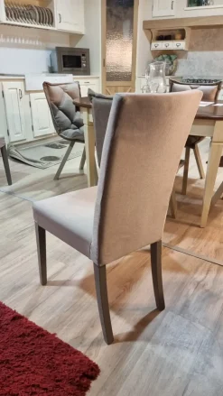 Sedia in legno con schienale alto Freda in offerta