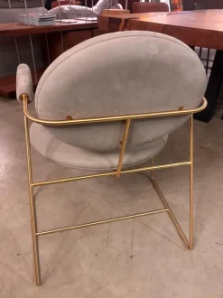 Sedia in pelle con braccioli Gemma scontata