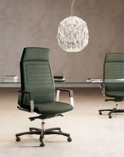 Sedia in pelle con schienale alto Neo chair in offerta