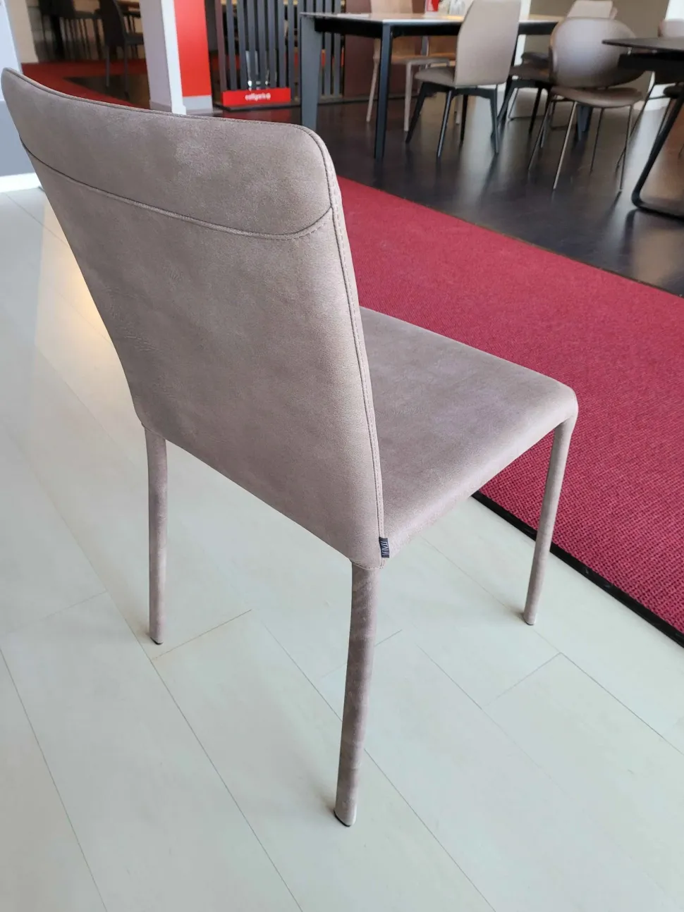 Sedia in pelle con schienale medio Lunette atelier scontata