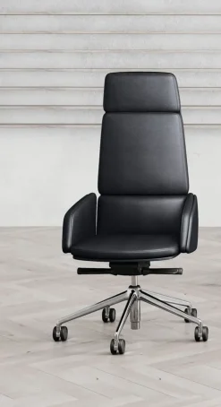 Sedia in pelle con schienale alto Lead in Offerta Outlet