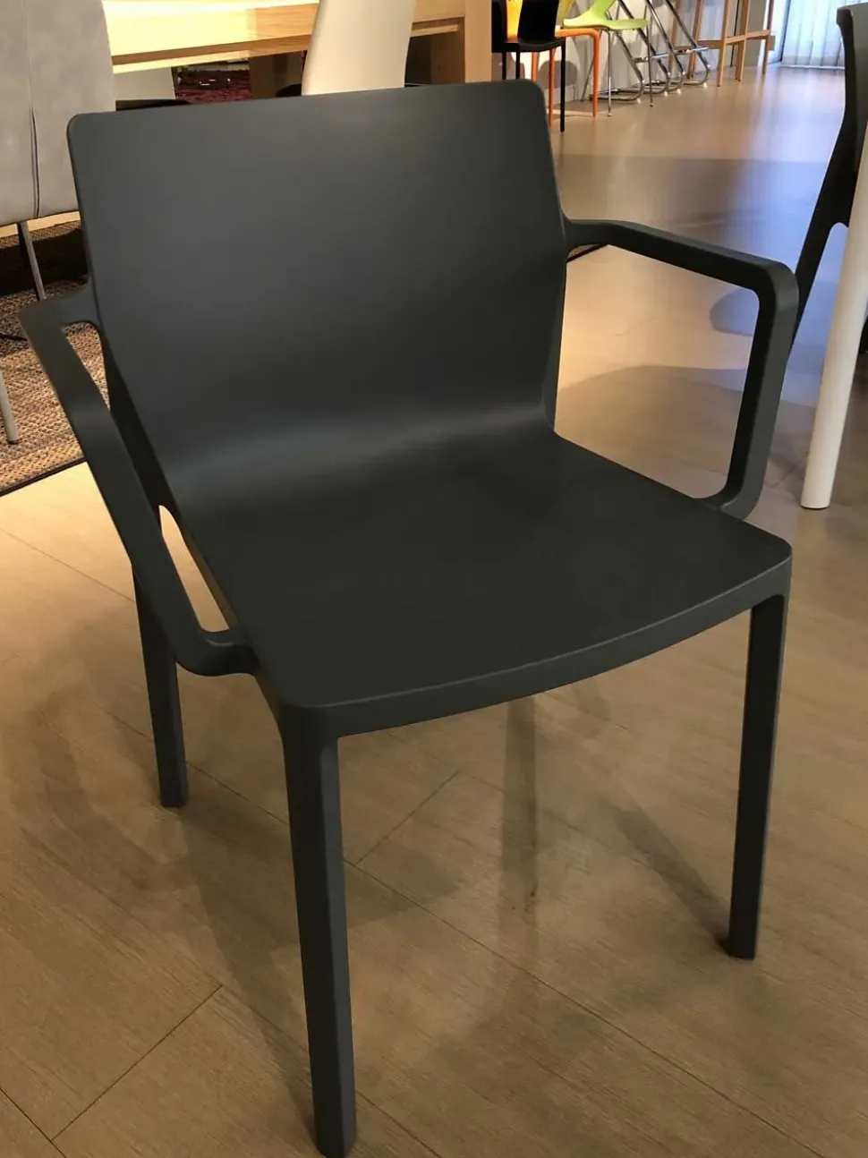 Sedia in plastica con braccioli Lp in Offerta Outlet