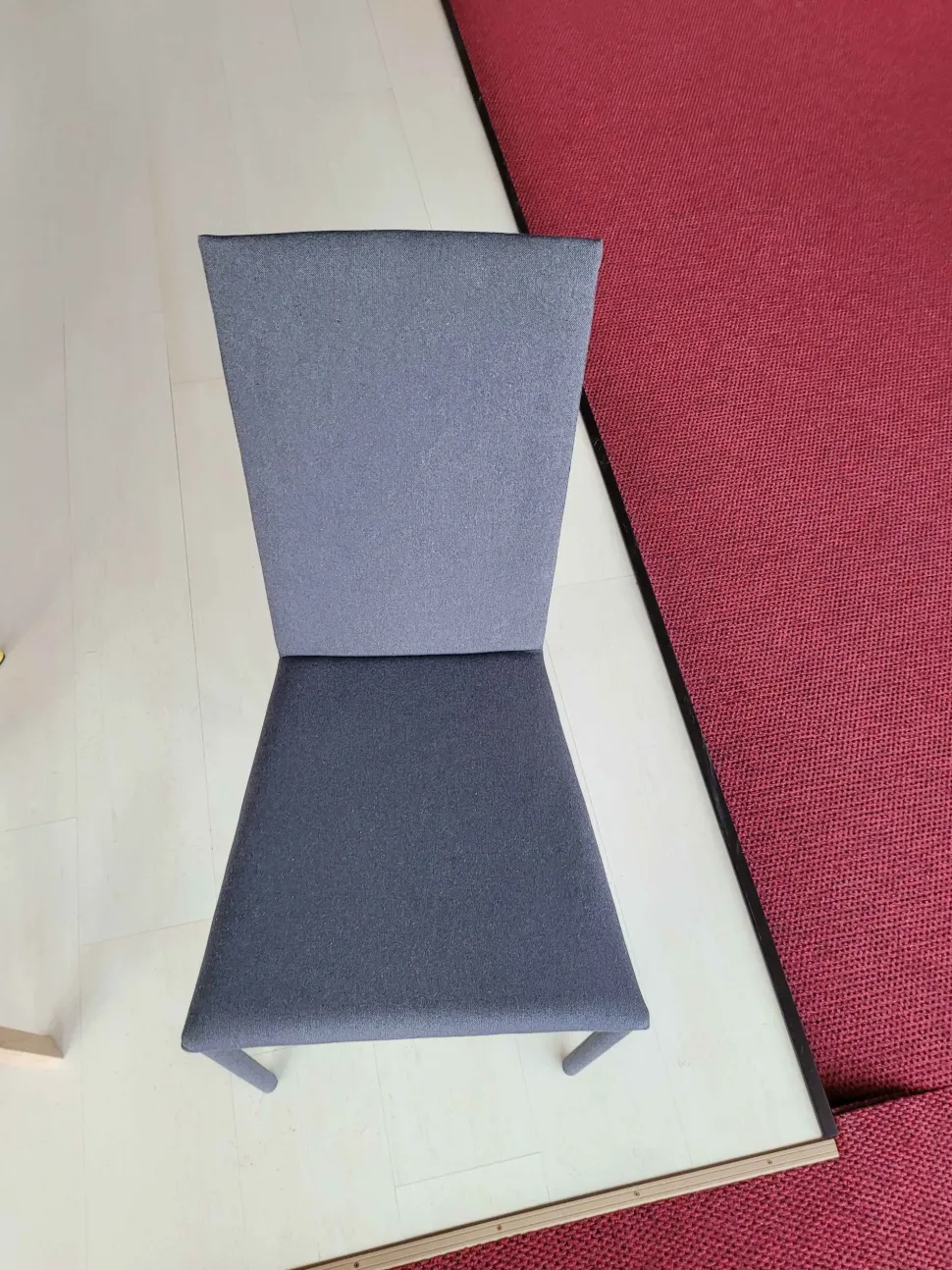 Sedia in tessuto con schienale medio Linea in offerta