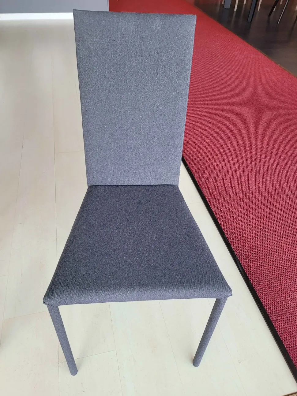 Sedia in tessuto con schienale medio Linea in offerta