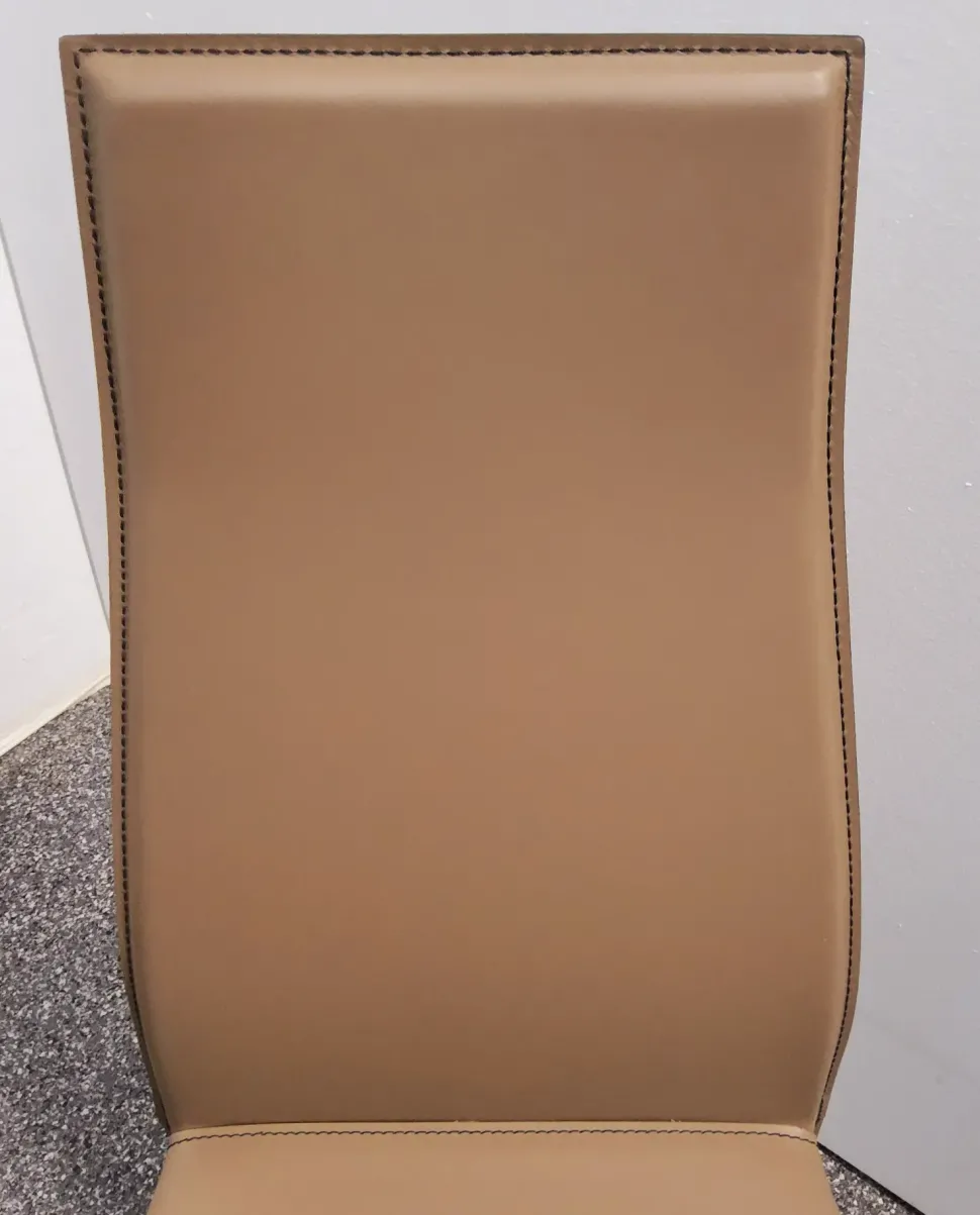 Sedia Kaori da soggiorno realizzata in cuoio scontata del 36%