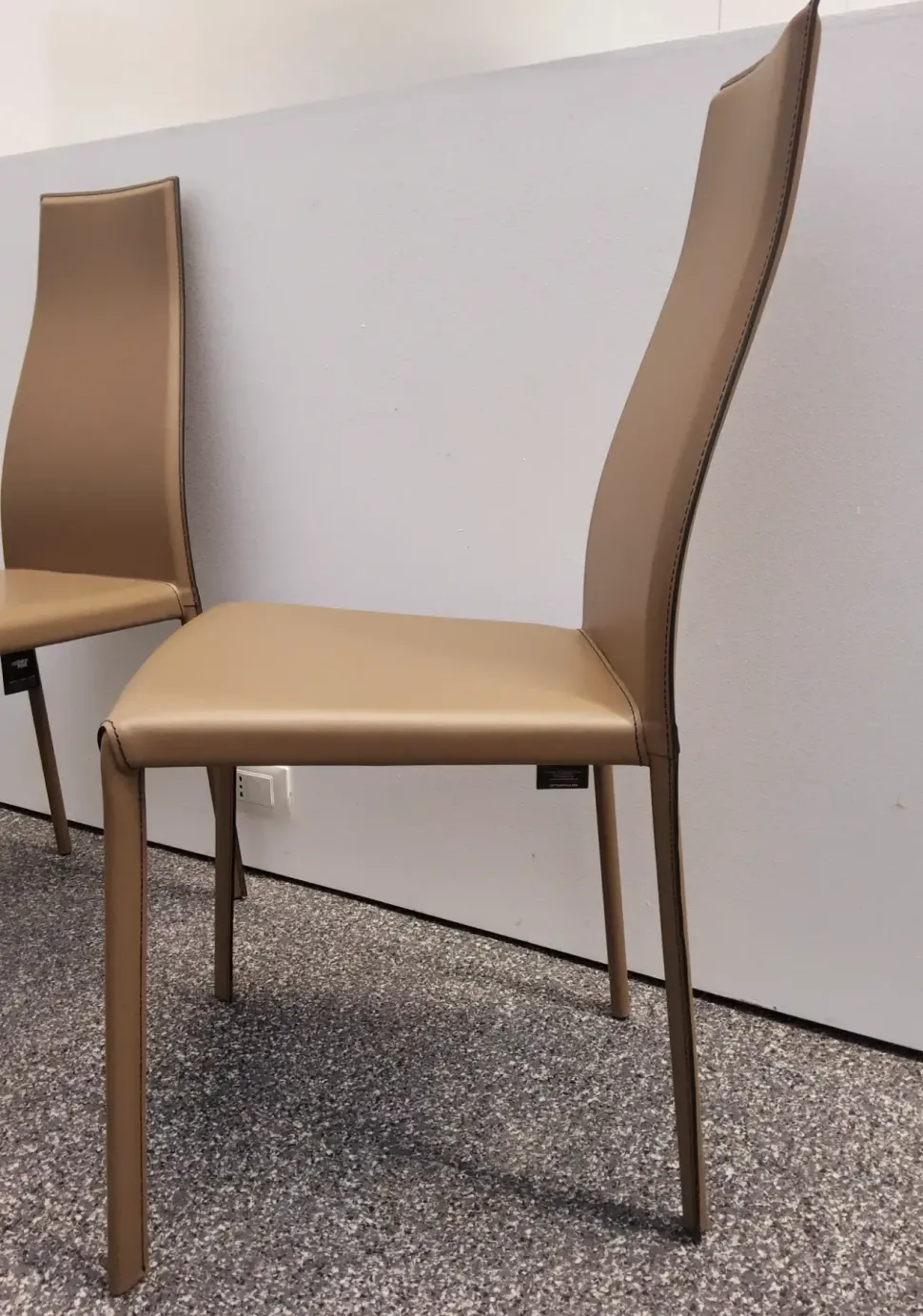 Sedia Kaori da soggiorno realizzata in cuoio scontata del 36%