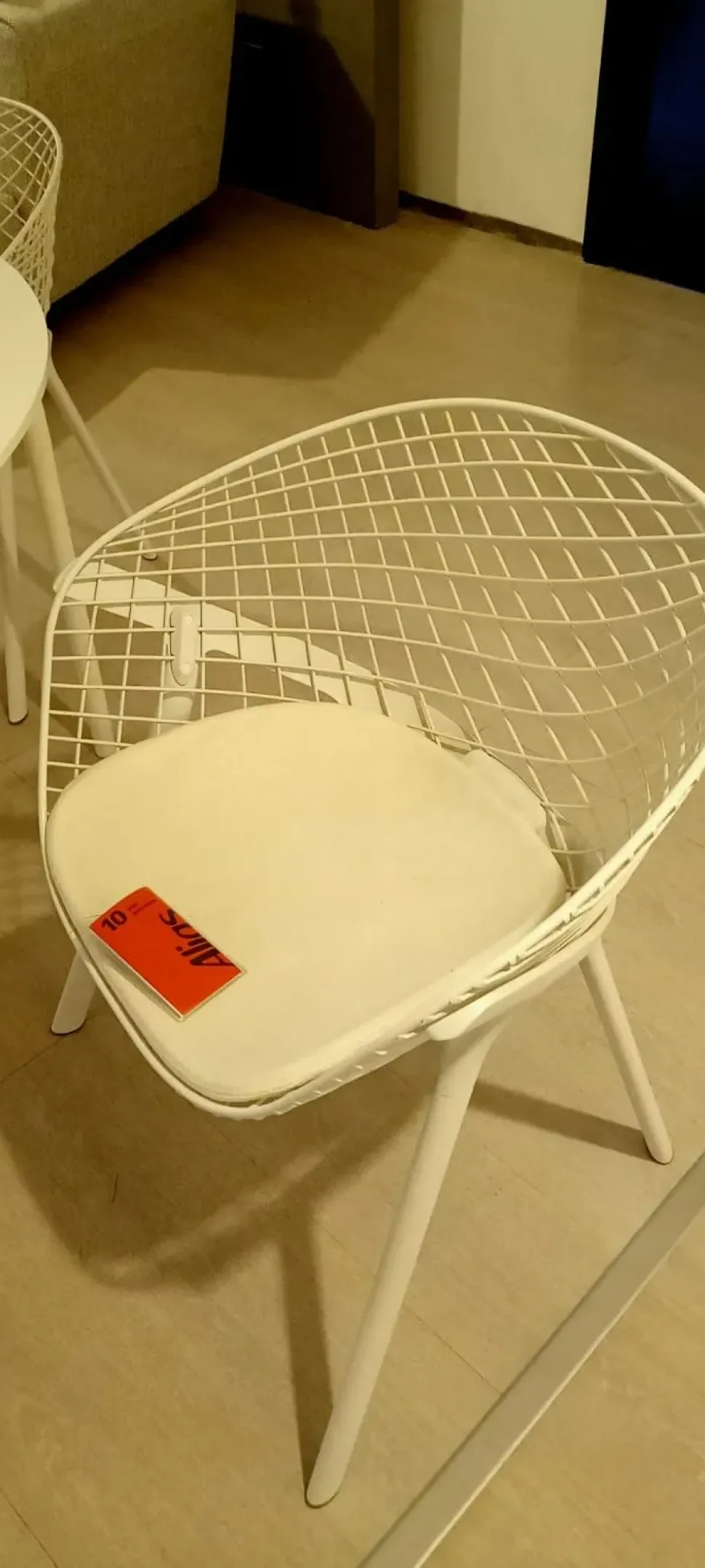 Sedia Kobi da soggiorno realizzata in metallo scontata del 54%