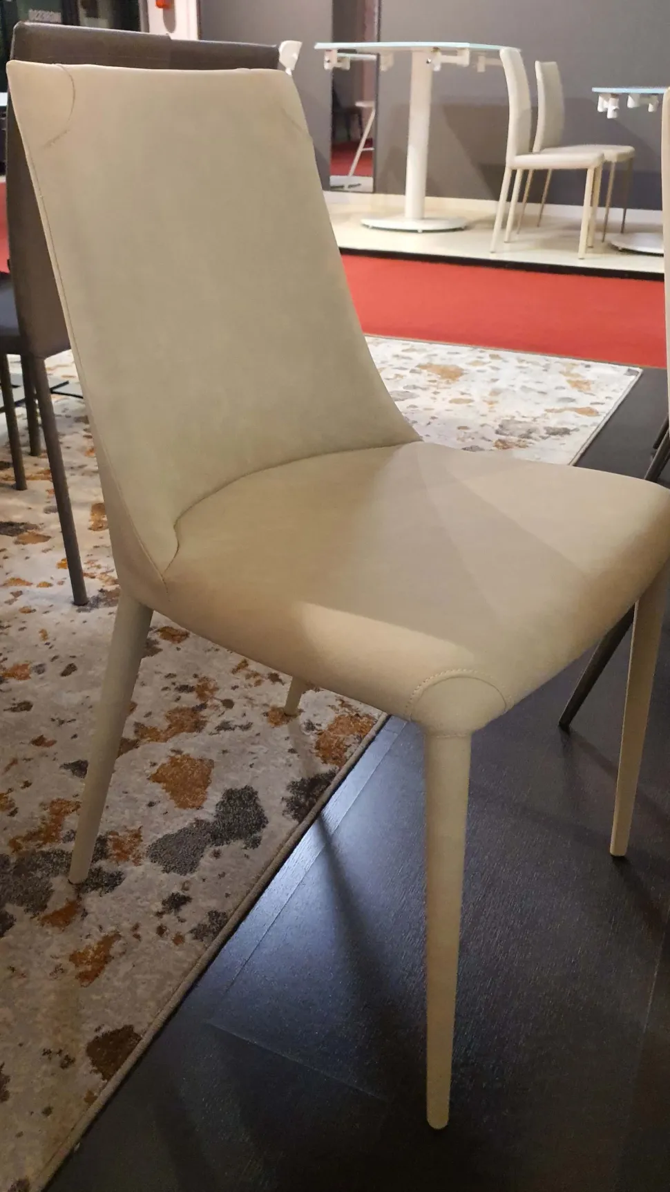 Sedia senza braccioli Aperol crema caffè di Ozzio a prezzo scontato