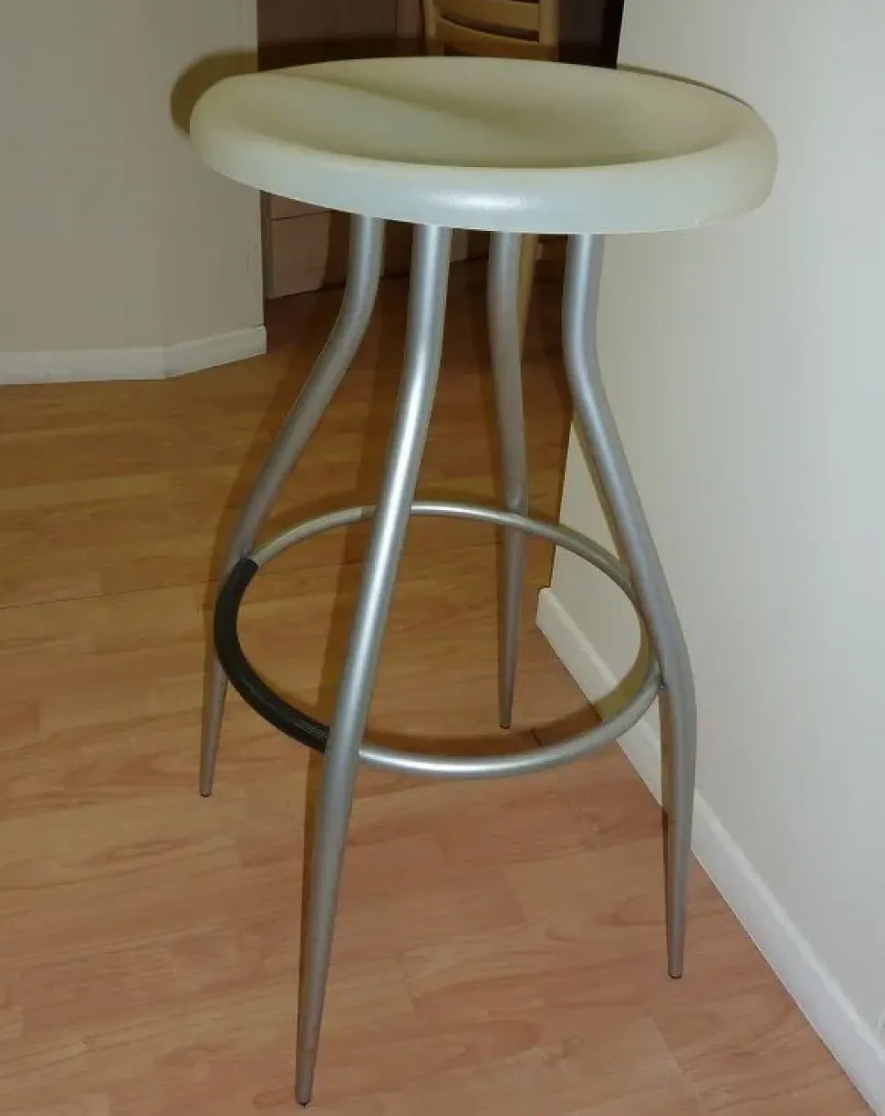 Sgabello da soggiorno Tonic Calligaris a prezzo Outlet