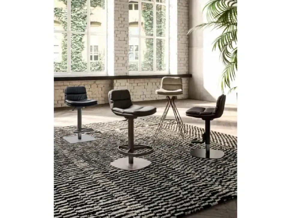 Sgabello Morgan Ozzio con base centrale scontati