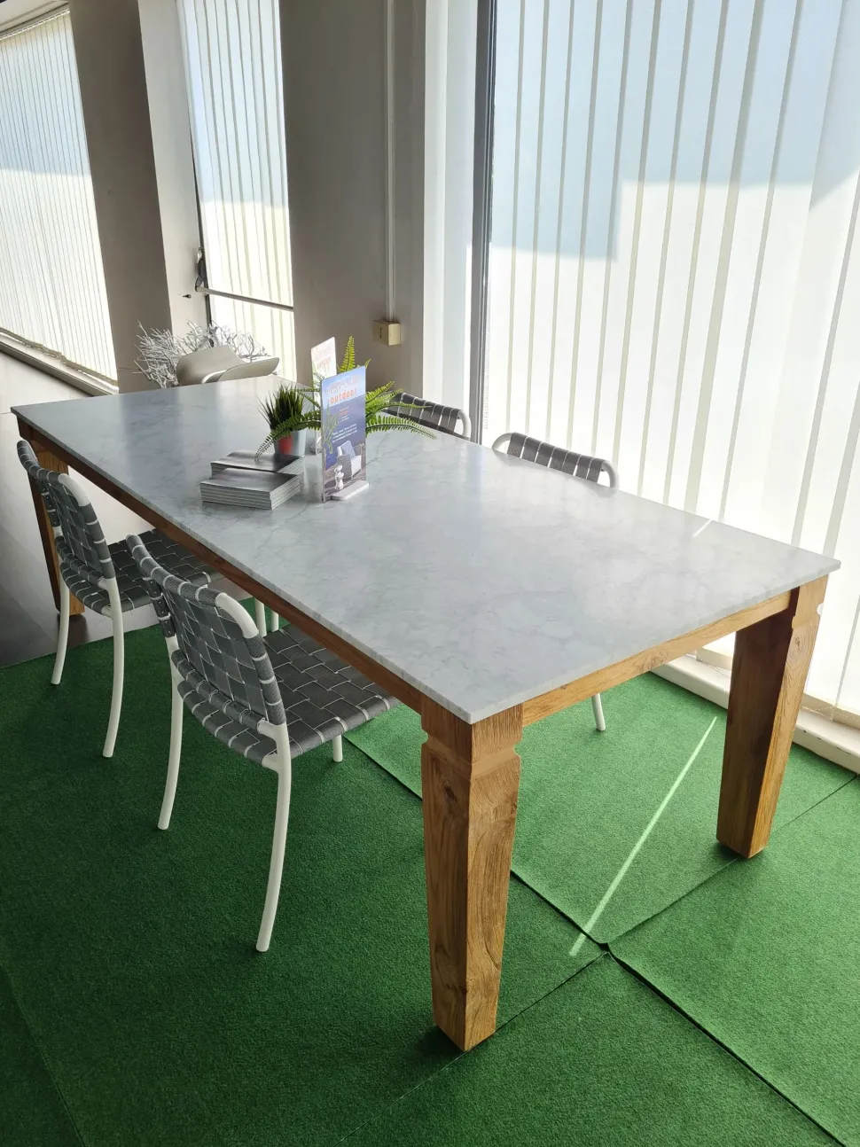 Tavolo con piano in pietra rettangolare di Gervasoni a PREZZO OUTLET