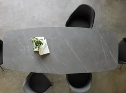 Tavolo in ceramica sagomato Portaland Friulsedie a prezzo scontato