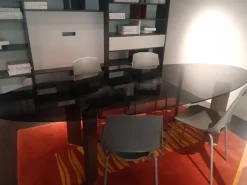 Tavolo in vetro ellittico Taul Misuraemme in offerta outlet