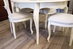 Tavolo ovale allungabile Essenza in legno massello laccato bianco con 4 sedie imbottite