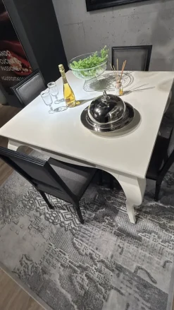 Tavolo quadrato in legno Tavolo quadrato laccato  di Dialma brown in Offerta Outlet