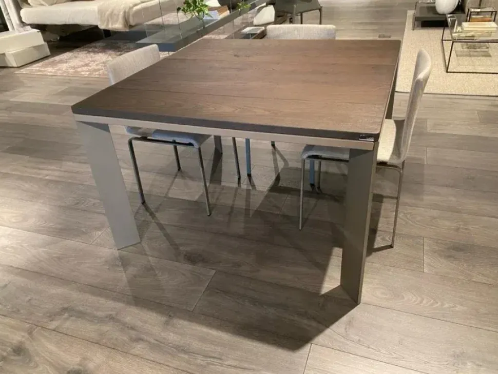 Tavolo quadrato Loto Lago scontato del 40%