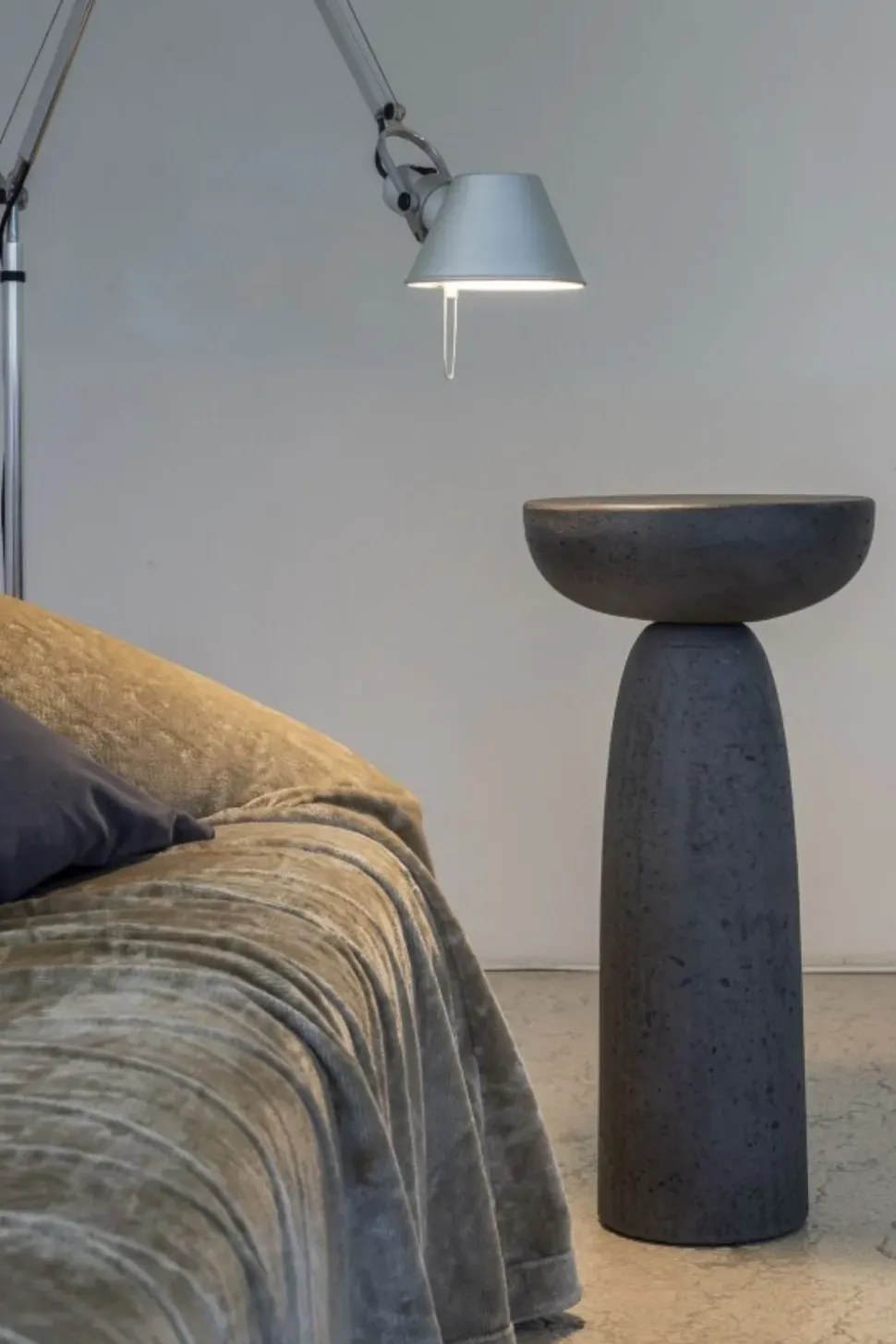 Tavolo rotondo in altri materiali Olo di Mogg in Offerta Outlet