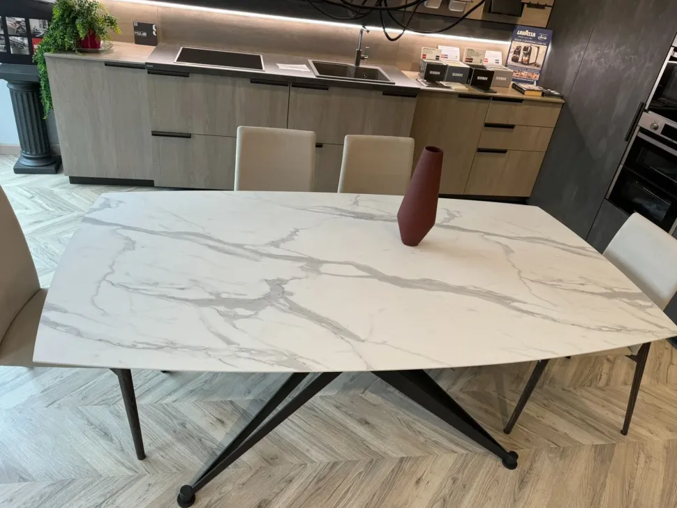 Tavolo sagomato in altri materiali Halley di Tomasella in Offerta Outlet