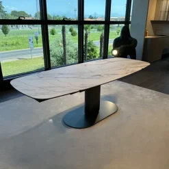 Tavolo sagomato in ceramica Cameo di Calligaris in Offerta Outlet