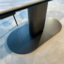 Tavolo sagomato in ceramica Cameo di Calligaris in Offerta Outlet