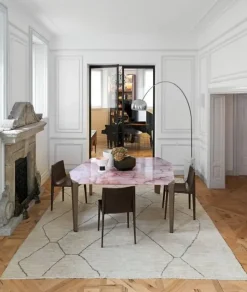 Tavolo sagomato in marmo Milestone di Arketipo in Offerta Outlet