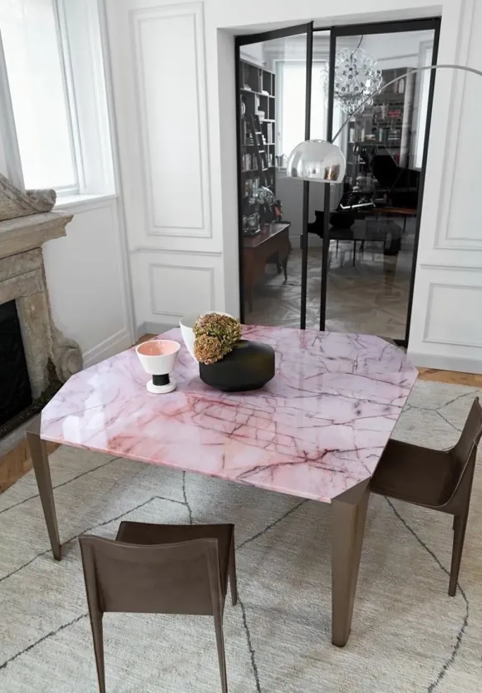 Tavolo sagomato in marmo Milestone di Arketipo in Offerta Outlet