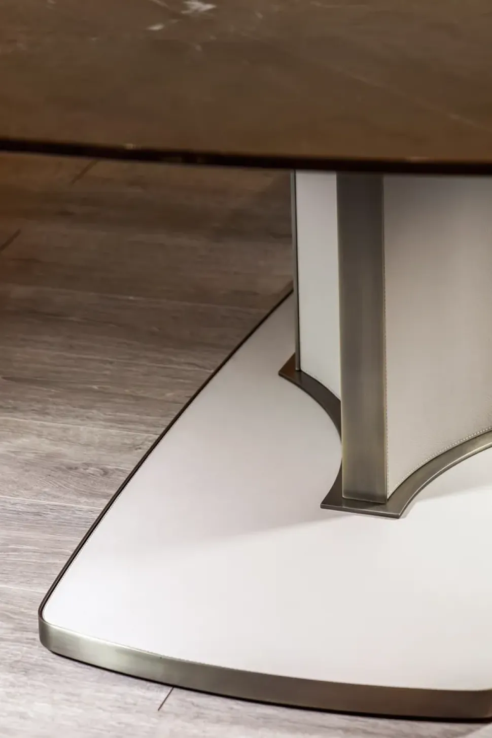 Tavolo sagomato Voyage di Cantori a prezzo riservato