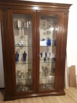 Vetrina Prestige in noce massiccio, 2 ante, stile classico. Prezzi vantaggiosi!